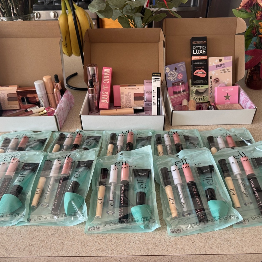 Cosmetics Assorted Makeup Set - Picture 4 of 6
